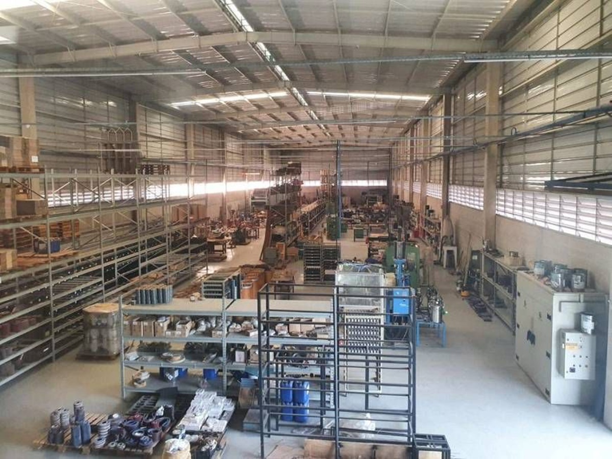 This industrial warehouse in Itatiba is the perfect choice for the success of your business. With a built-up area of 2,400m², of which 1,800m² is factory space and 600m² is office space, this property offers everything you need to thrive.